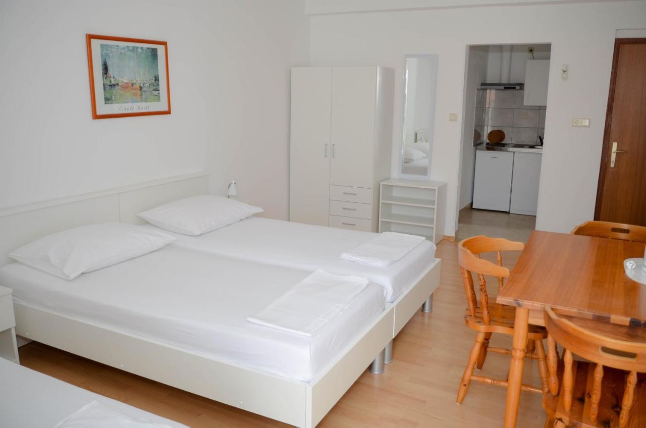 Guesthouse Ana-Maria Pirovac Esterno foto
