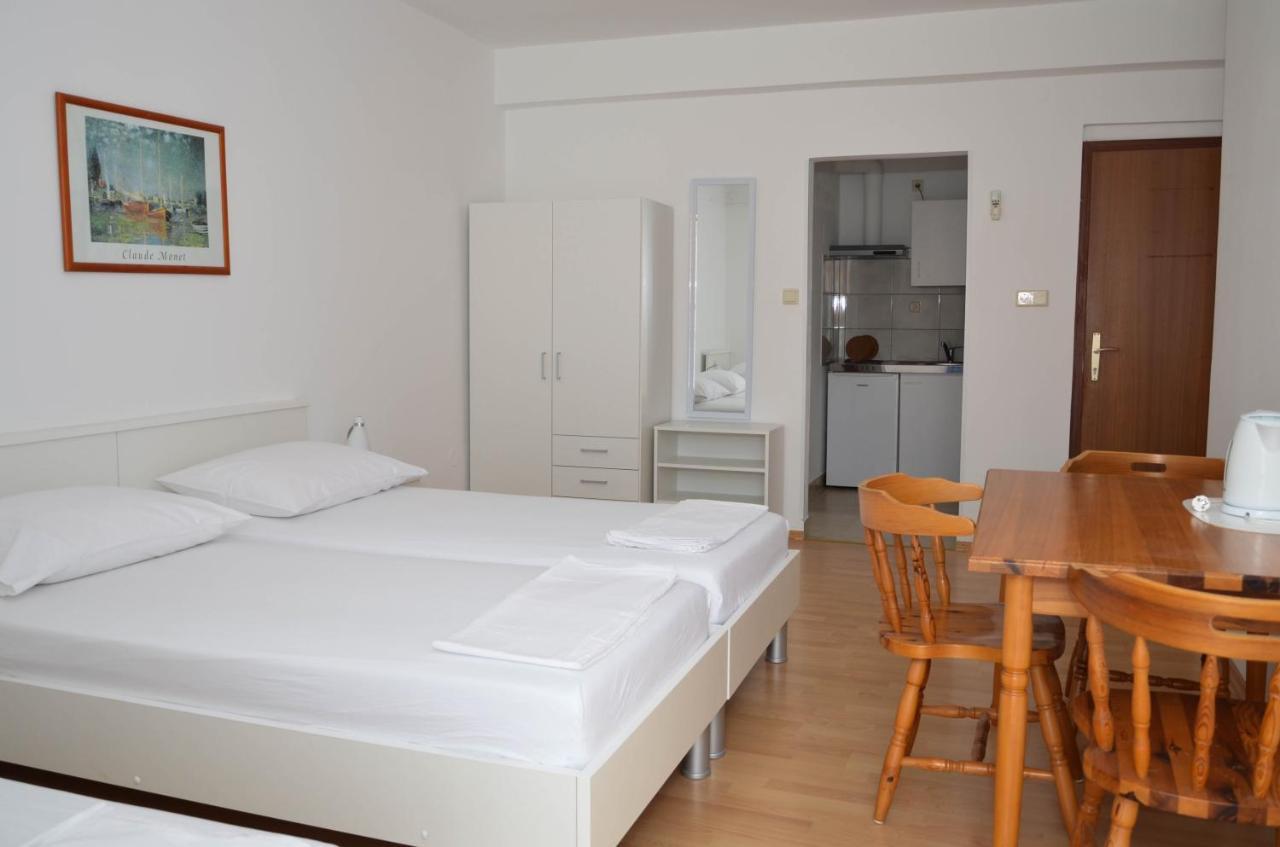 Guesthouse Ana-Maria Pirovac Esterno foto