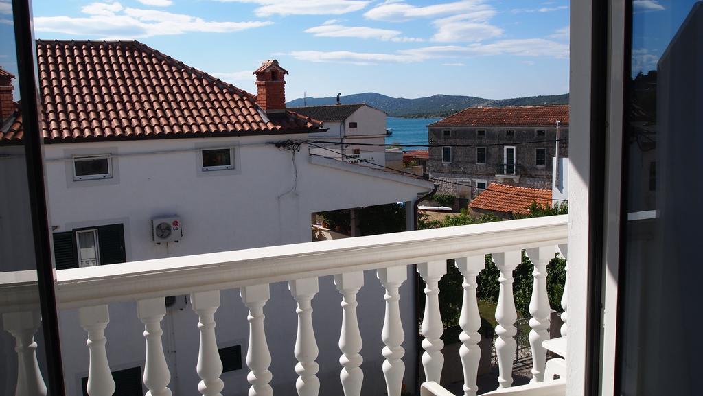 Guesthouse Ana-Maria Pirovac Esterno foto